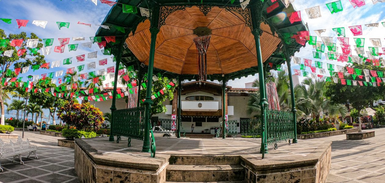 -boardwalk-of-Puerto-Vallarta
