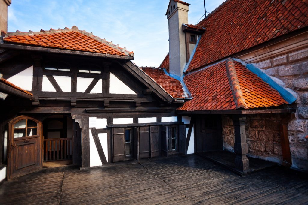 Inner-Yard-of-Bran-Castle-in-Romania